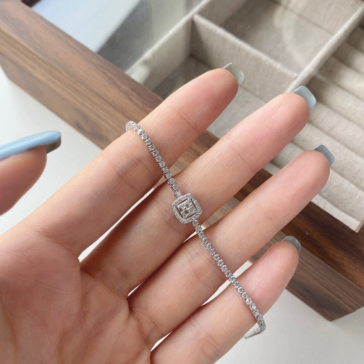 [Kismet Jewels ]Luxurious Dazzling Square Shape Banquet Bracelet