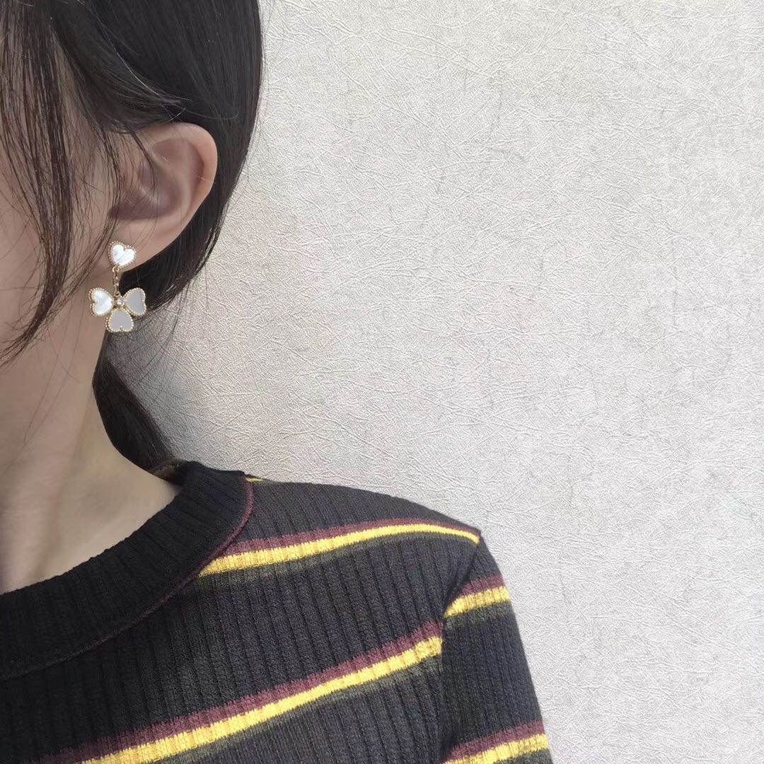 [Kismet Jewels ]CLOVER SWEET WHITE MOP EARRINGS