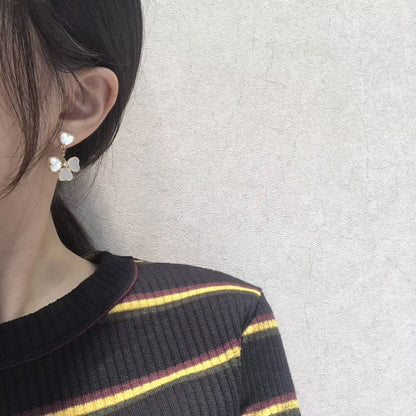 [Kismet Jewels ]CLOVER SWEET WHITE MOP EARRINGS