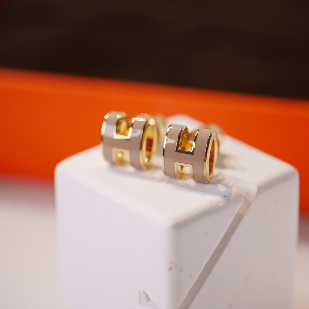 [Kismet Jewels ]MINI POP H GOLD EARRINGS GREY