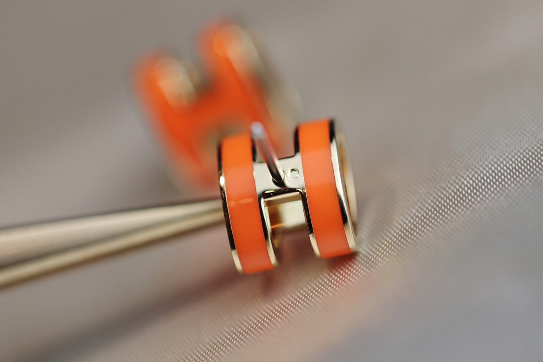 [Kismet Jewels ]MINI POP H EARRINGS ORANGE