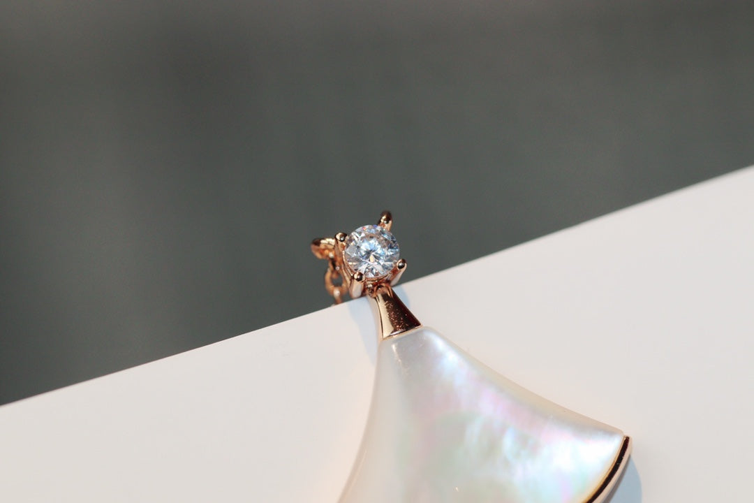 [Kismet Jewels ]DREAM NECKLACE WHITE MOP PINK GOLD 1 DIAMOND