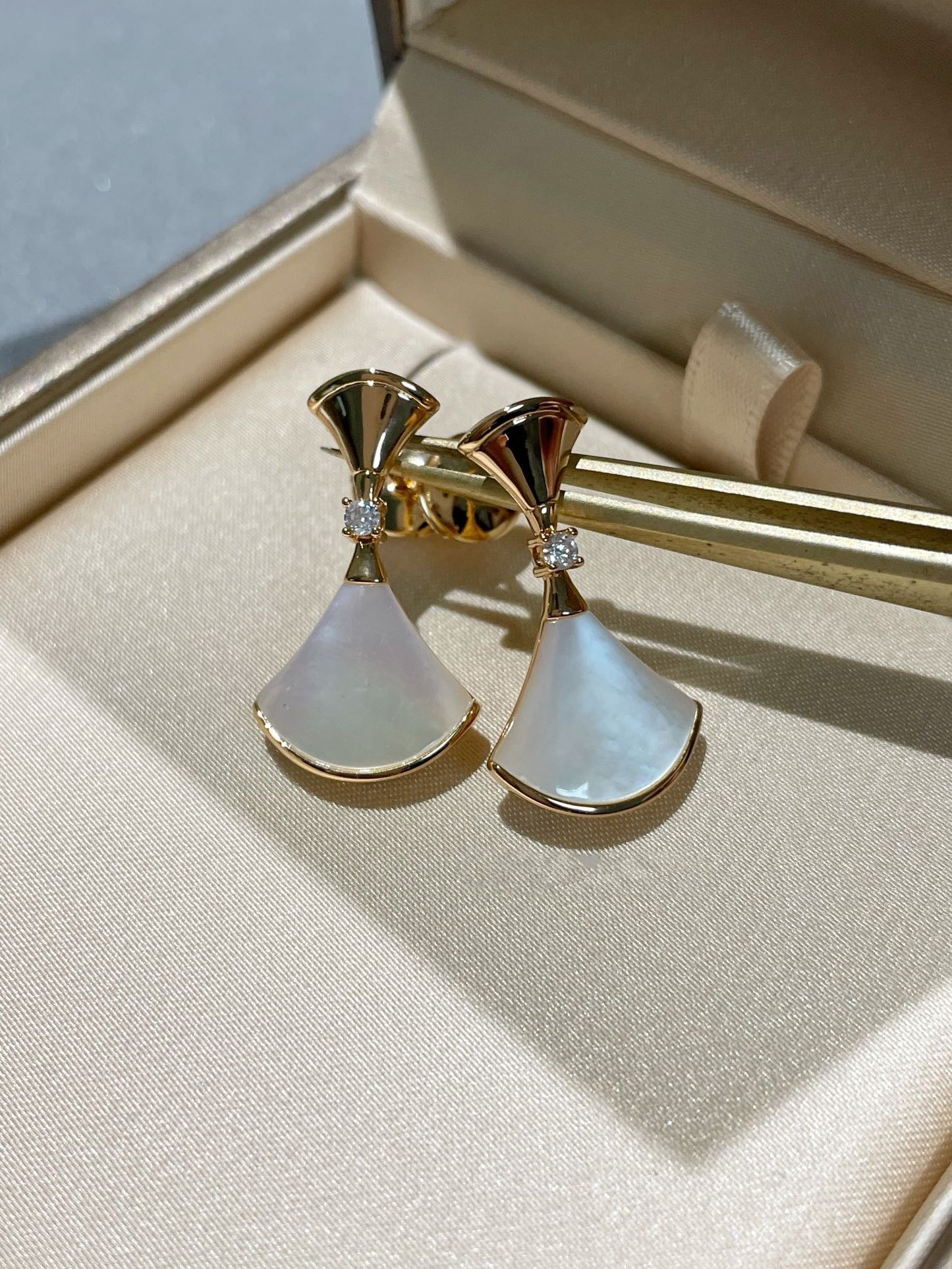 [Kismet Jewels ]DREAM MOP 1 DIAMOND EARRINGS
