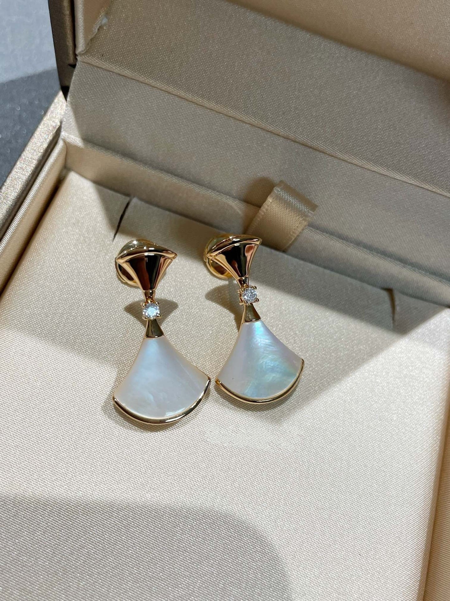 [Kismet Jewels ]DREAM MOP 1 DIAMOND EARRINGS