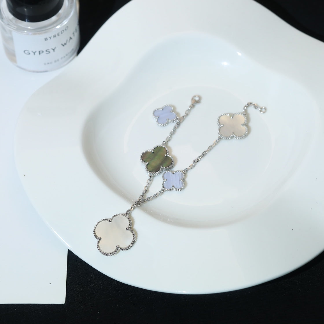 [Kismet Jewels ]CLOVER BRACELET 5 MOTIFS MOP CHALCEDONY SILVER