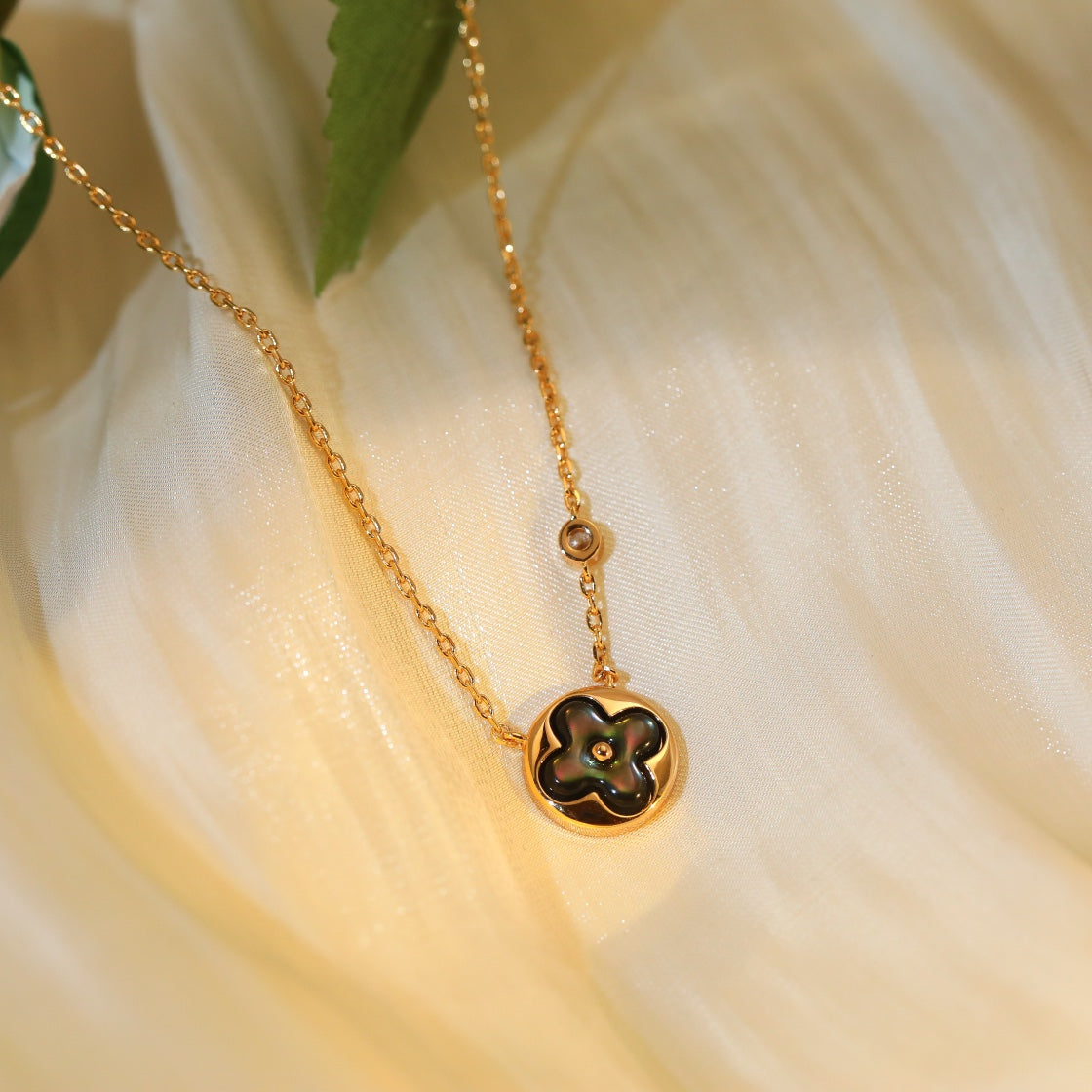 [Kismet Jewels ]SUN PEDANT PINK GOLD 1 DIAMOND NECKLACE