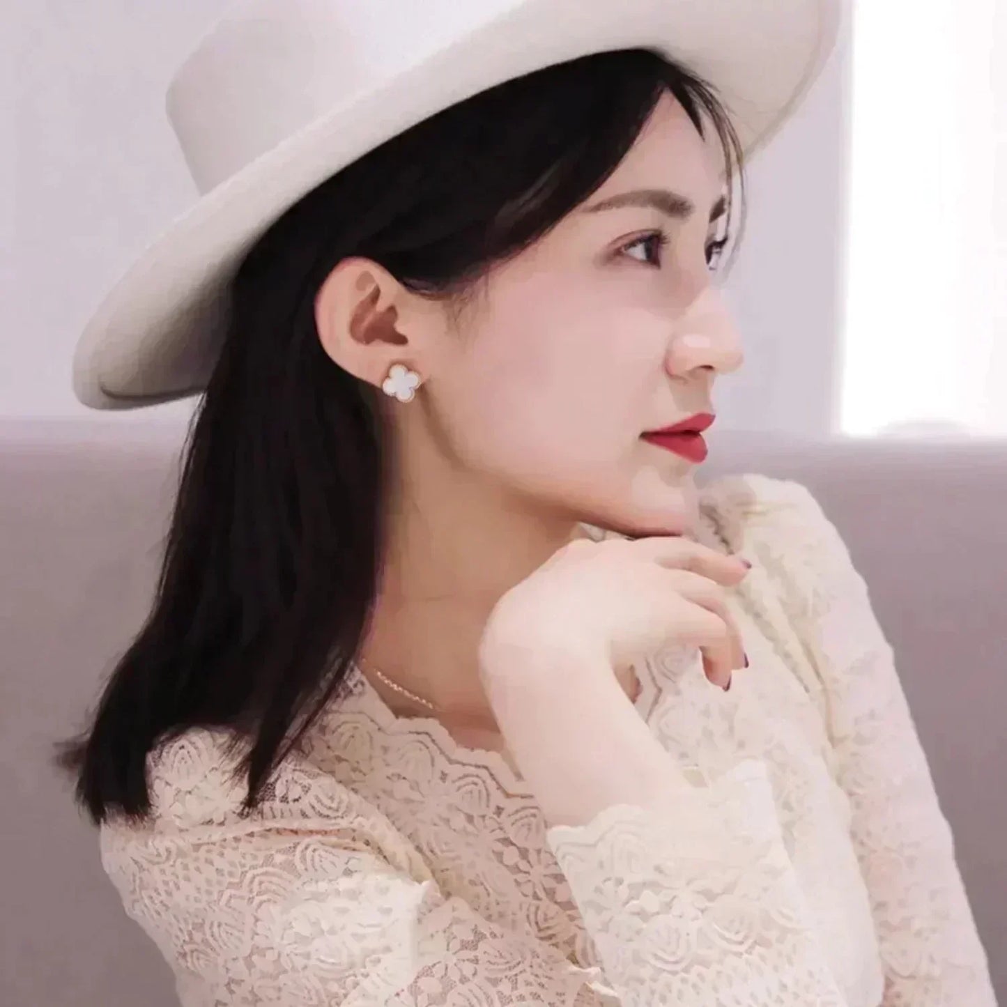[Kismet Jewels ]CLOVER MEDIUM 1 MOTIFS  WHITE MOP STUD EARRINGS