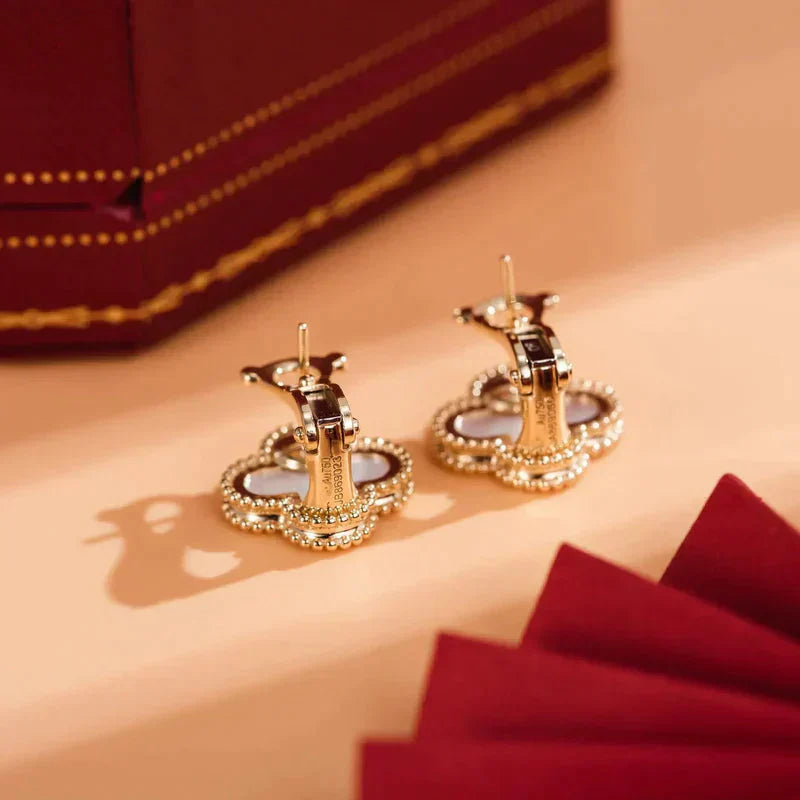 [Kismet Jewels ]CLOVER MEDIUM 1 MOTIFS  WHITE MOP STUD EARRINGS