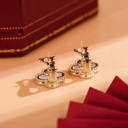 [Kismet Jewels ]CLOVER MEDIUM 1 MOTIFS  WHITE MOP STUD EARRINGS