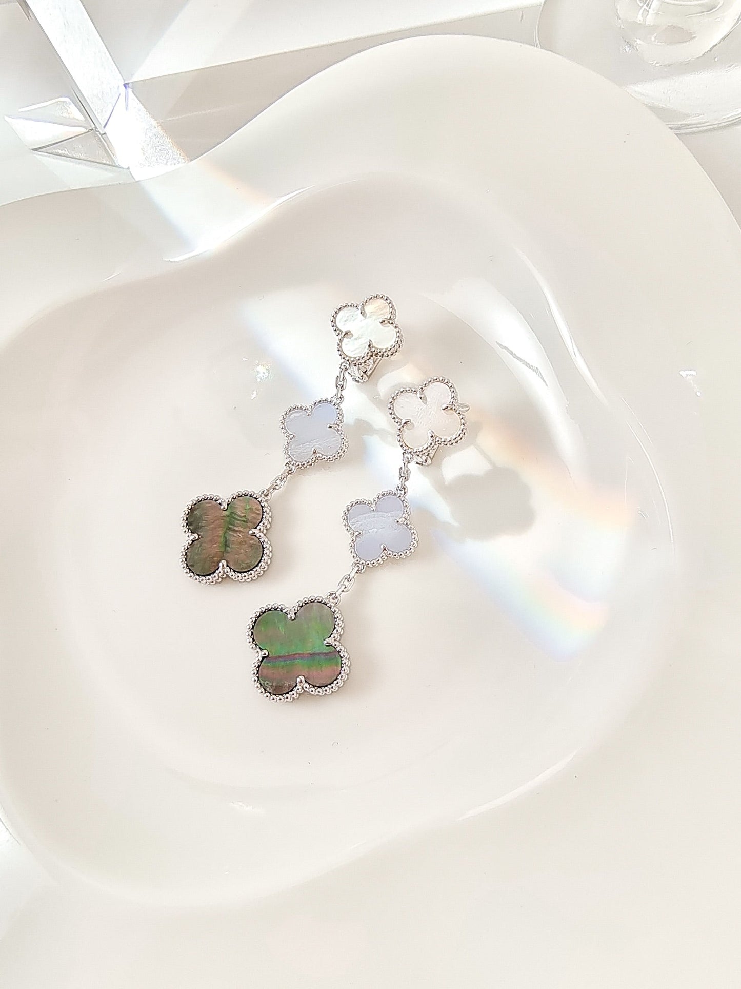 [Kismet Jewels ]CLOVER 3 MOTIFS CHALCEDONY DARK MOP SILVER EARRINGS