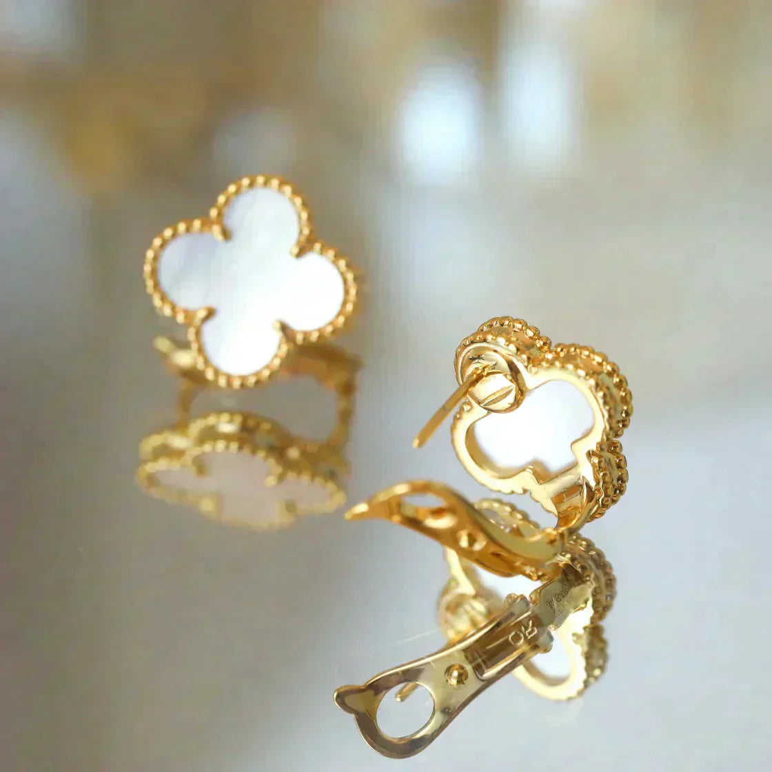 [Kismet Jewels ]CLOVER MEDIUM 1 MOTIFS  WHITE MOP STUD EARRINGS