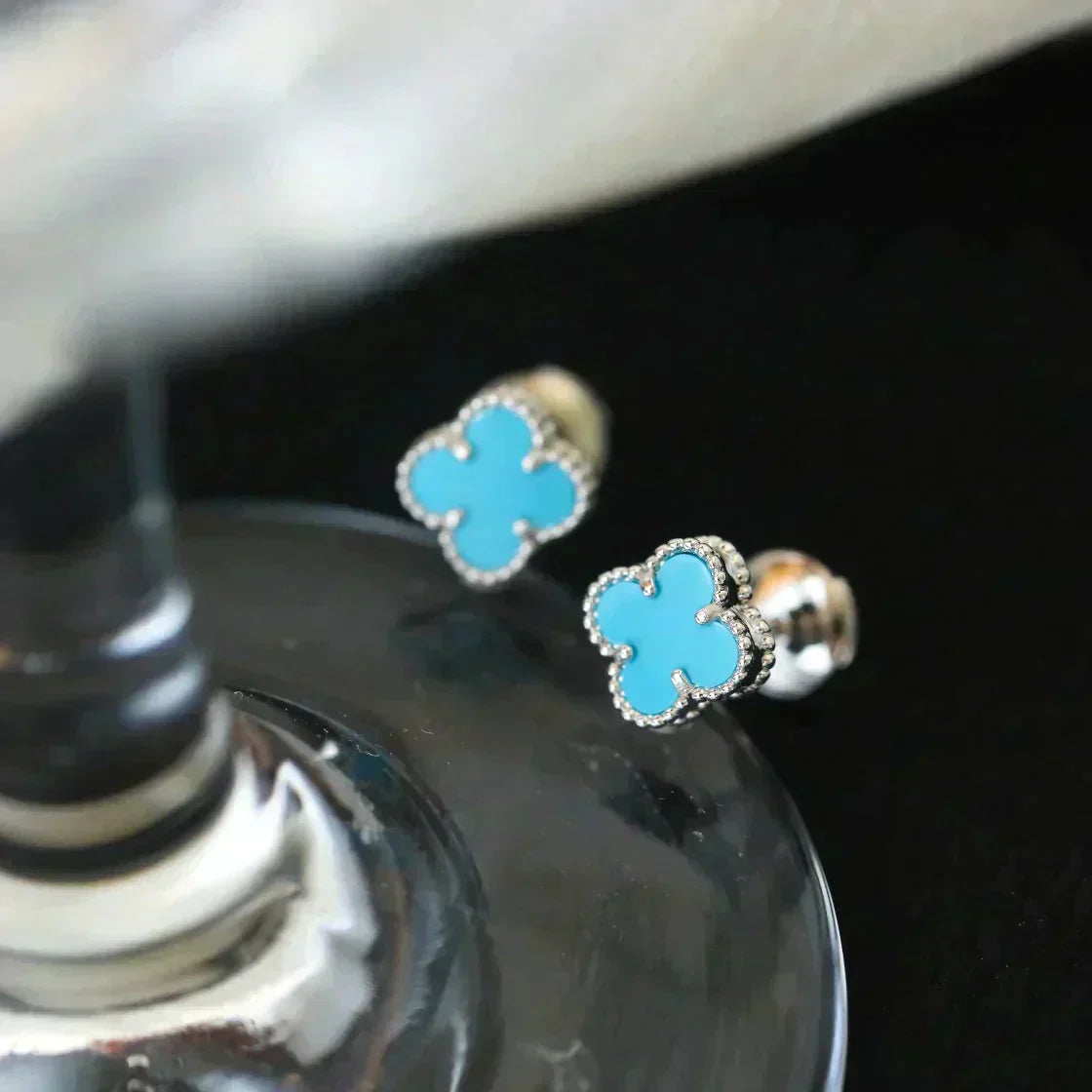[Kismet Jewels ]CLOVER MINI 9.5MM ONYX STUD EARRINGS SILVER