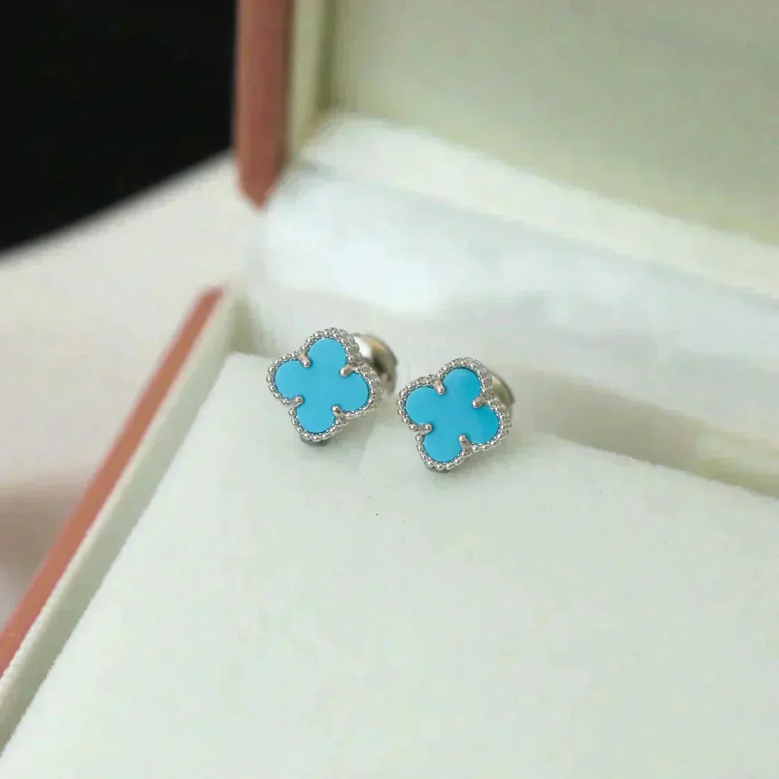 [Kismet Jewels ]CLOVER MINI 9.5MM ONYX STUD EARRINGS SILVER