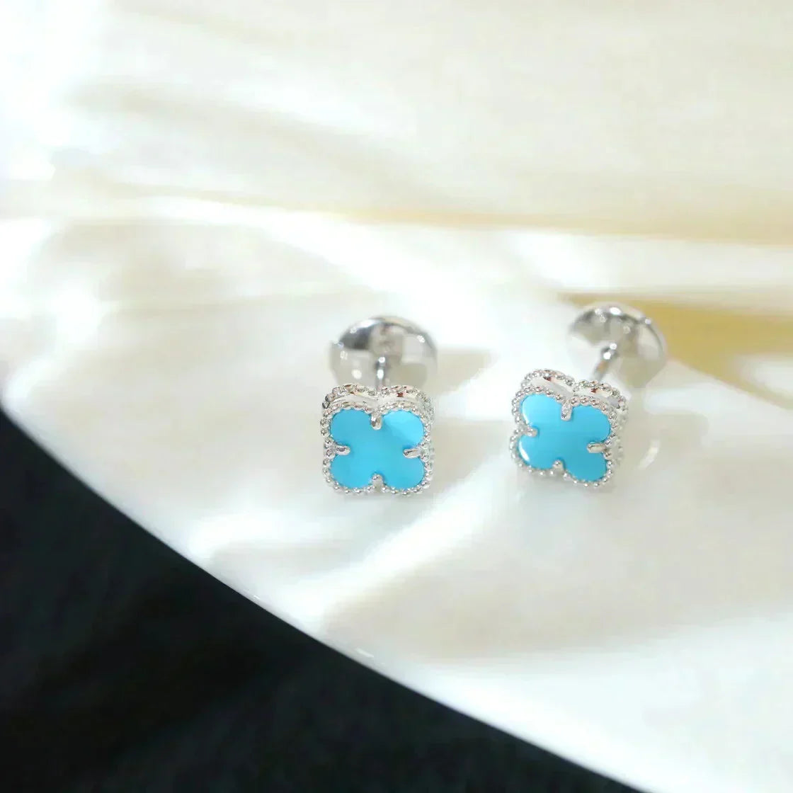[Kismet Jewels ]CLOVER MINI 9.5MM ONYX STUD EARRINGS SILVER