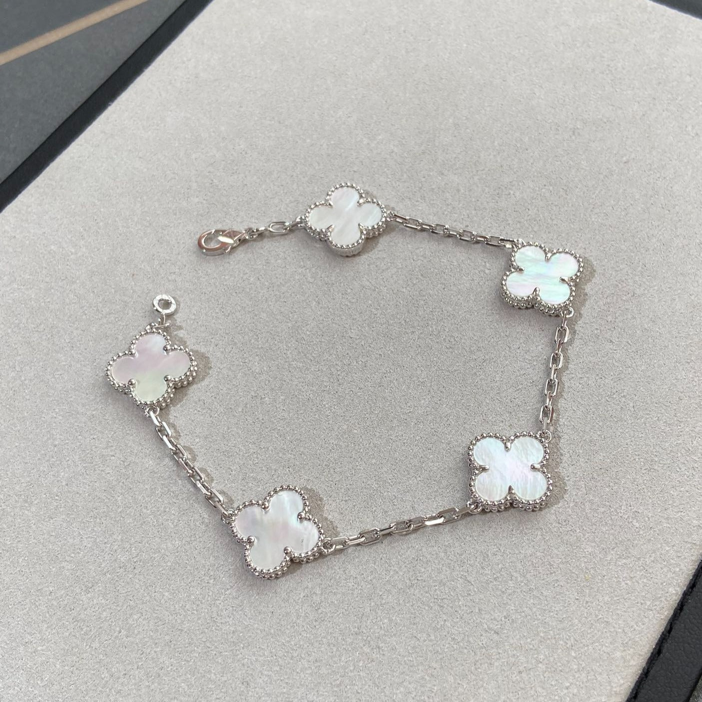 [Kismet Jewels ]CLOVER SILVER MOP 5 MOTIF BRACELET