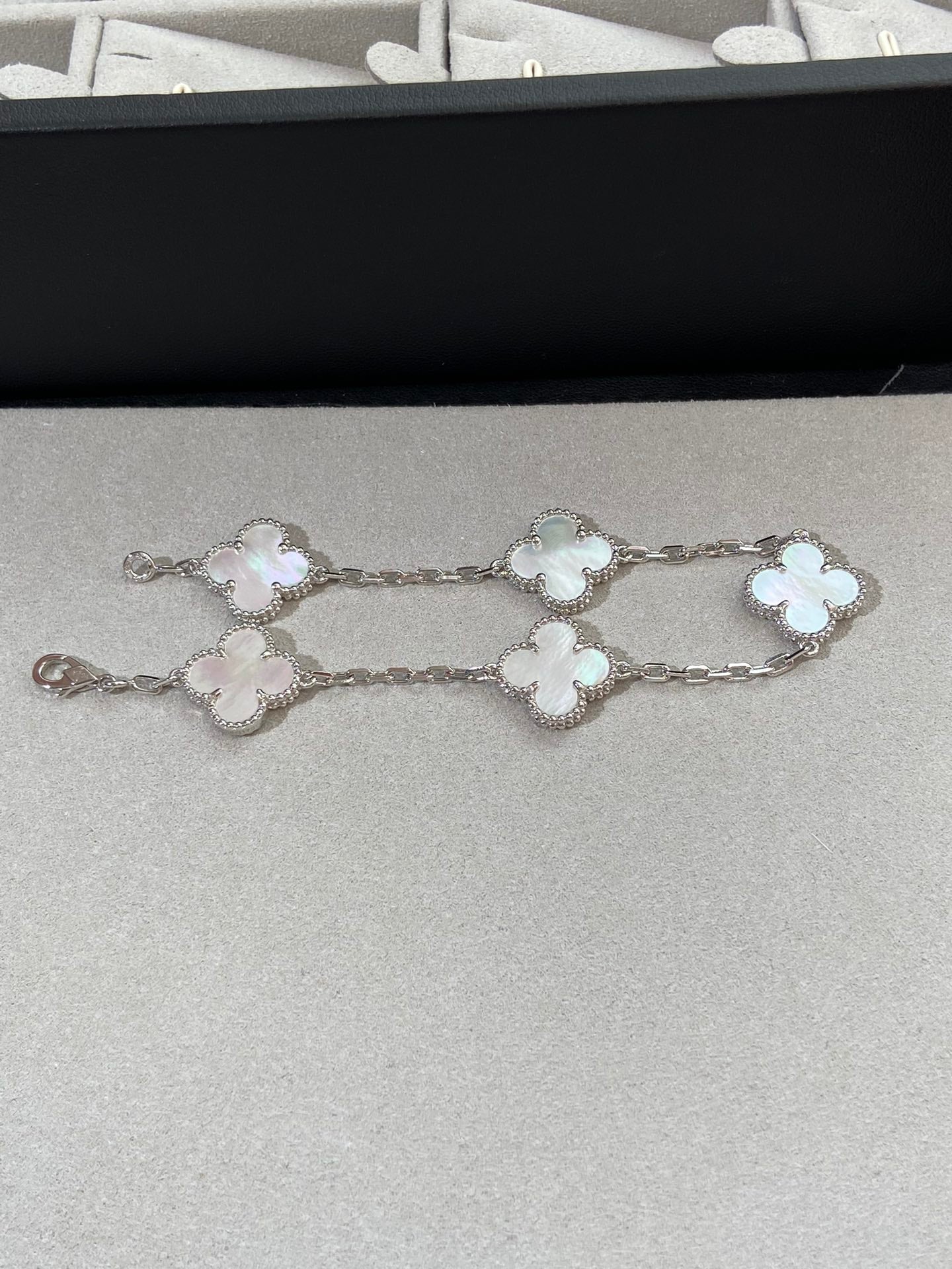 [Kismet Jewels ]CLOVER SILVER MOP 5 MOTIF BRACELET