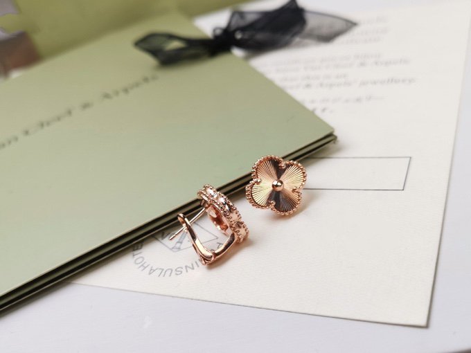 [Kismet Jewels ]CLOVER MEDIUM STUD EARRINGS