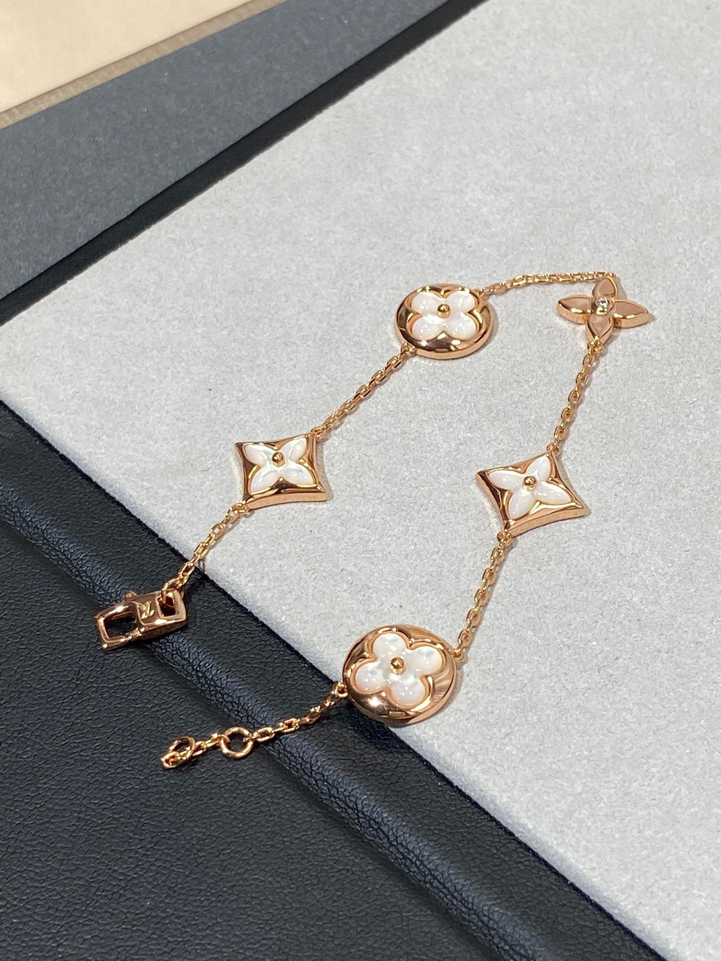 [Kismet Jewels ]STAR AND SUN 5 MOTIF MOP PINK GOLD BRACELET