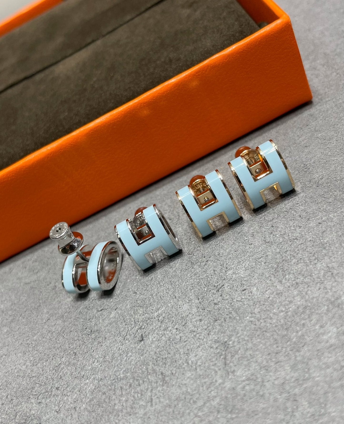 [Kismet Jewels ]POP H SKY BLUE STUD EARRINGS