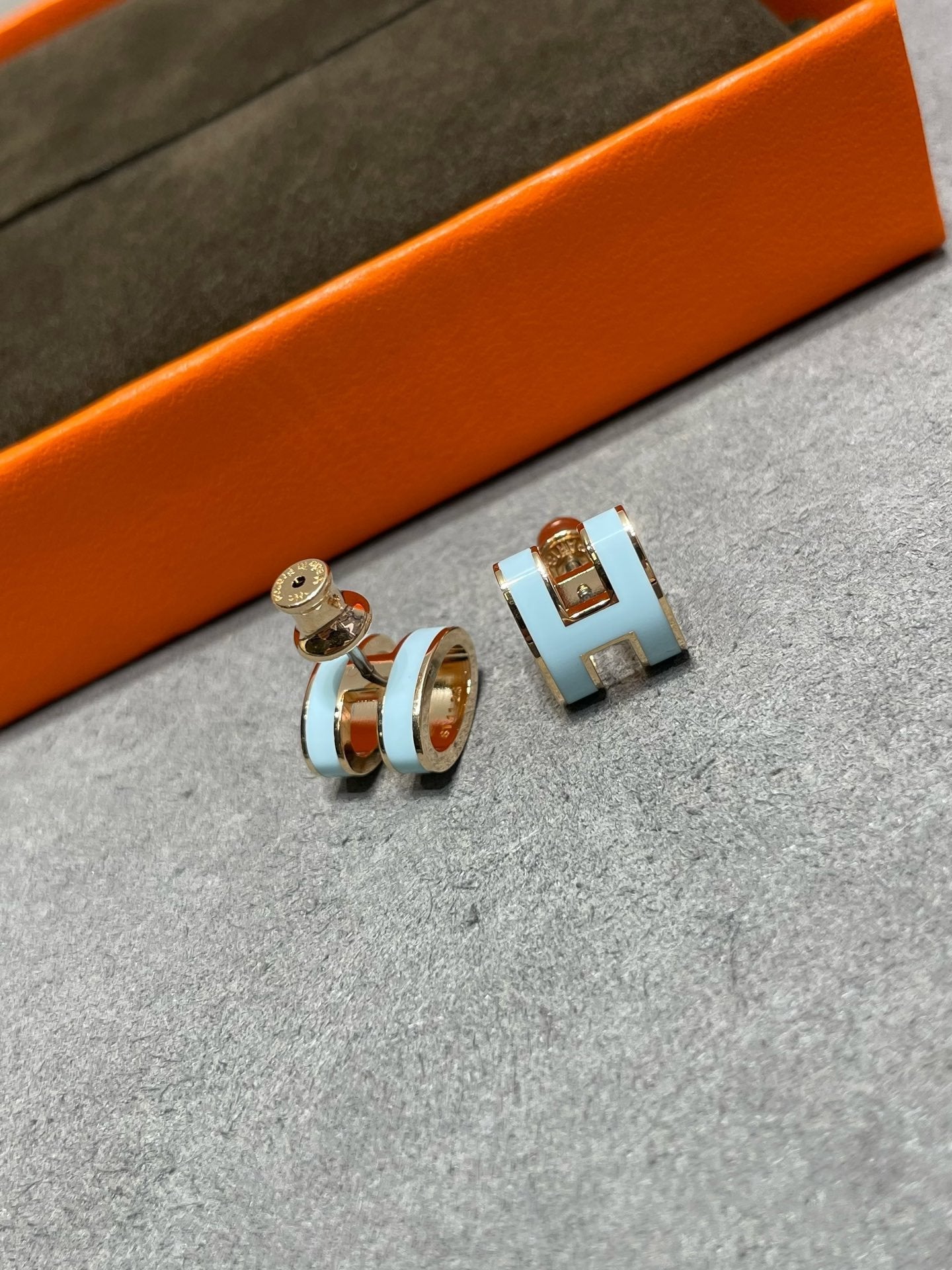 [Kismet Jewels ]POP H SKY BLUE STUD EARRINGS