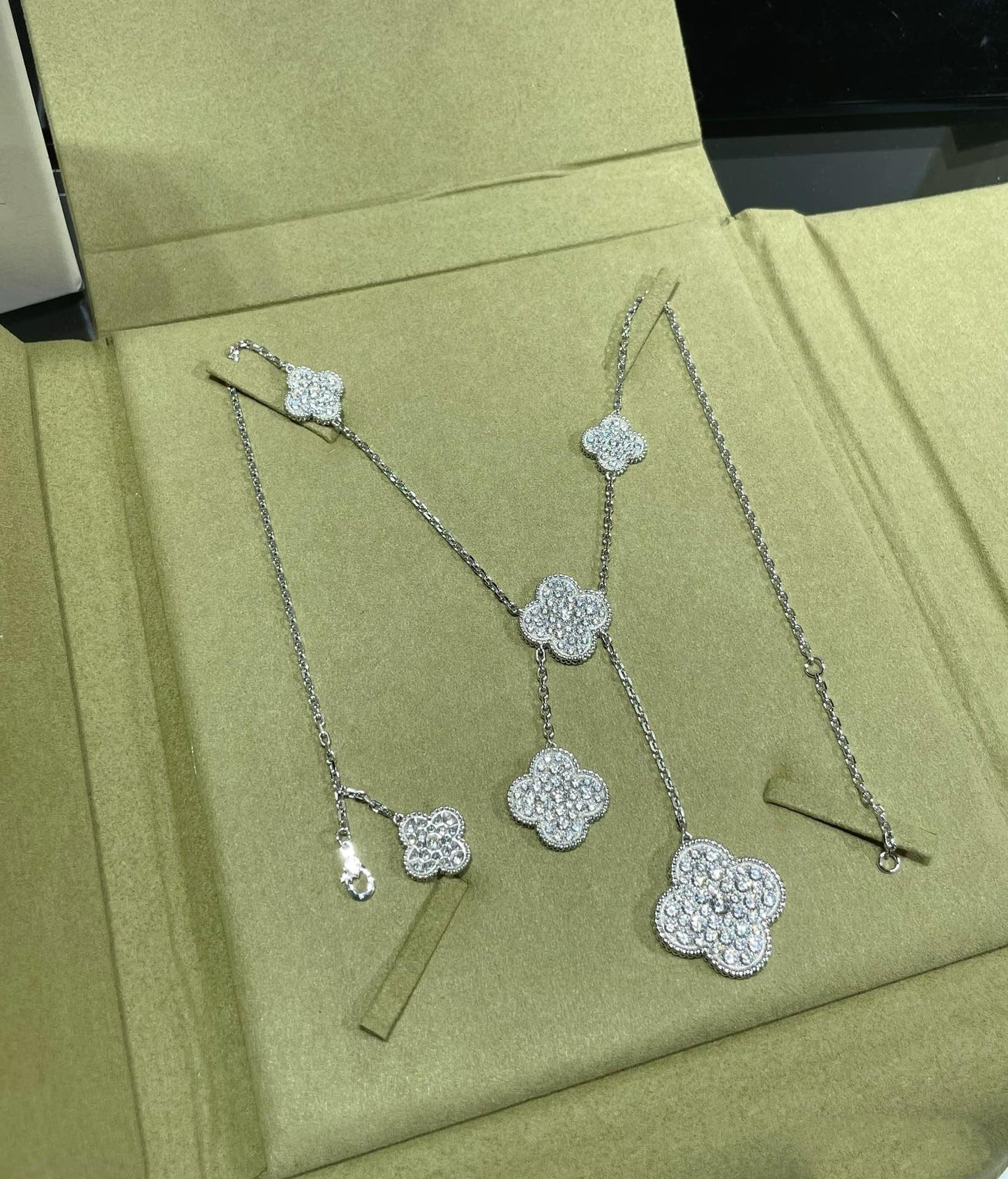 [Kismet Jewels ]CLOVER 6 MOTIF DIAMOND PAVED NECKLACE