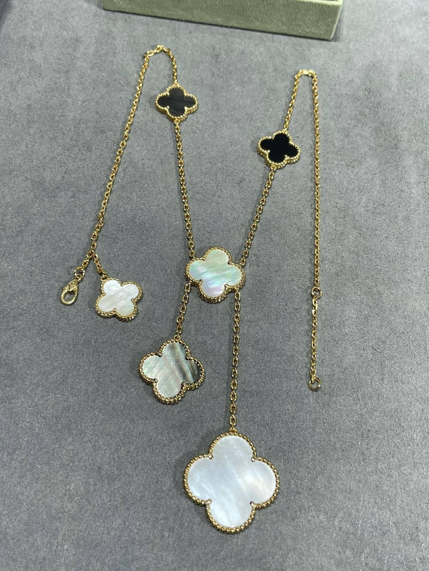 [Kismet Jewels ]CLOVER 6 MOTIF MOP ONYX GOLD NECKLACE