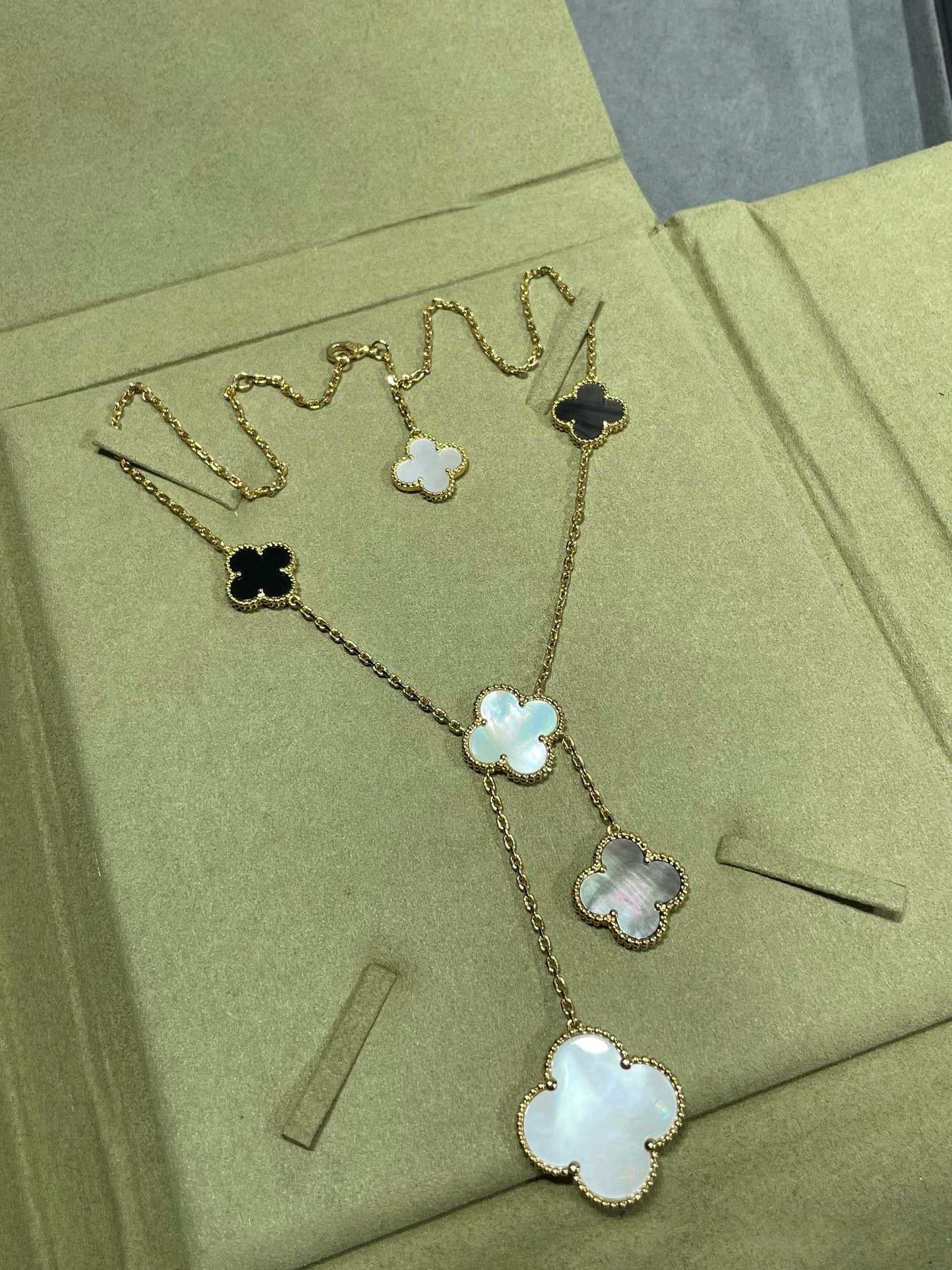[Kismet Jewels ]CLOVER 6 MOTIF MOP ONYX GOLD NECKLACE