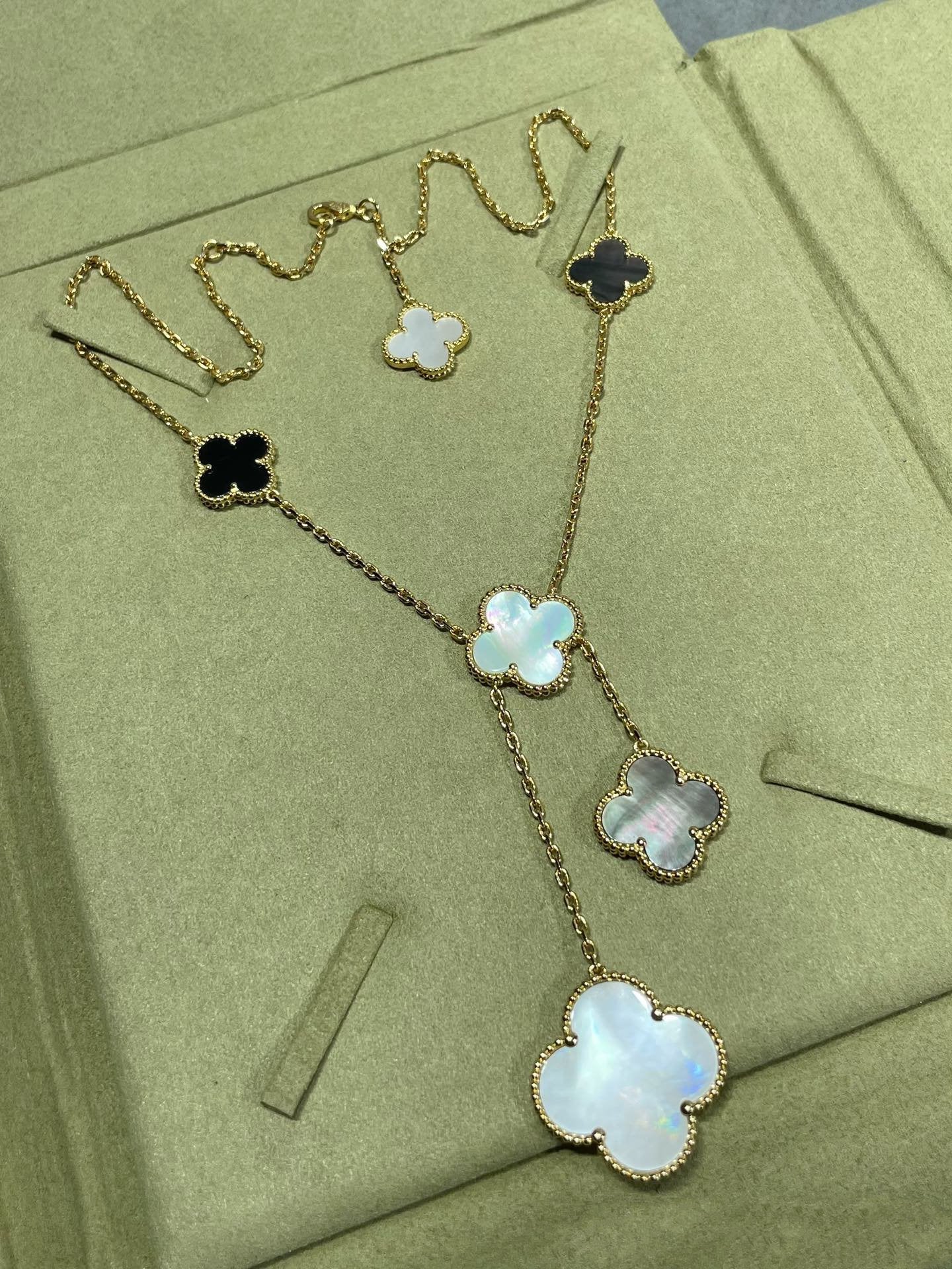 [Kismet Jewels ]CLOVER 6 MOTIF MOP ONYX GOLD NECKLACE