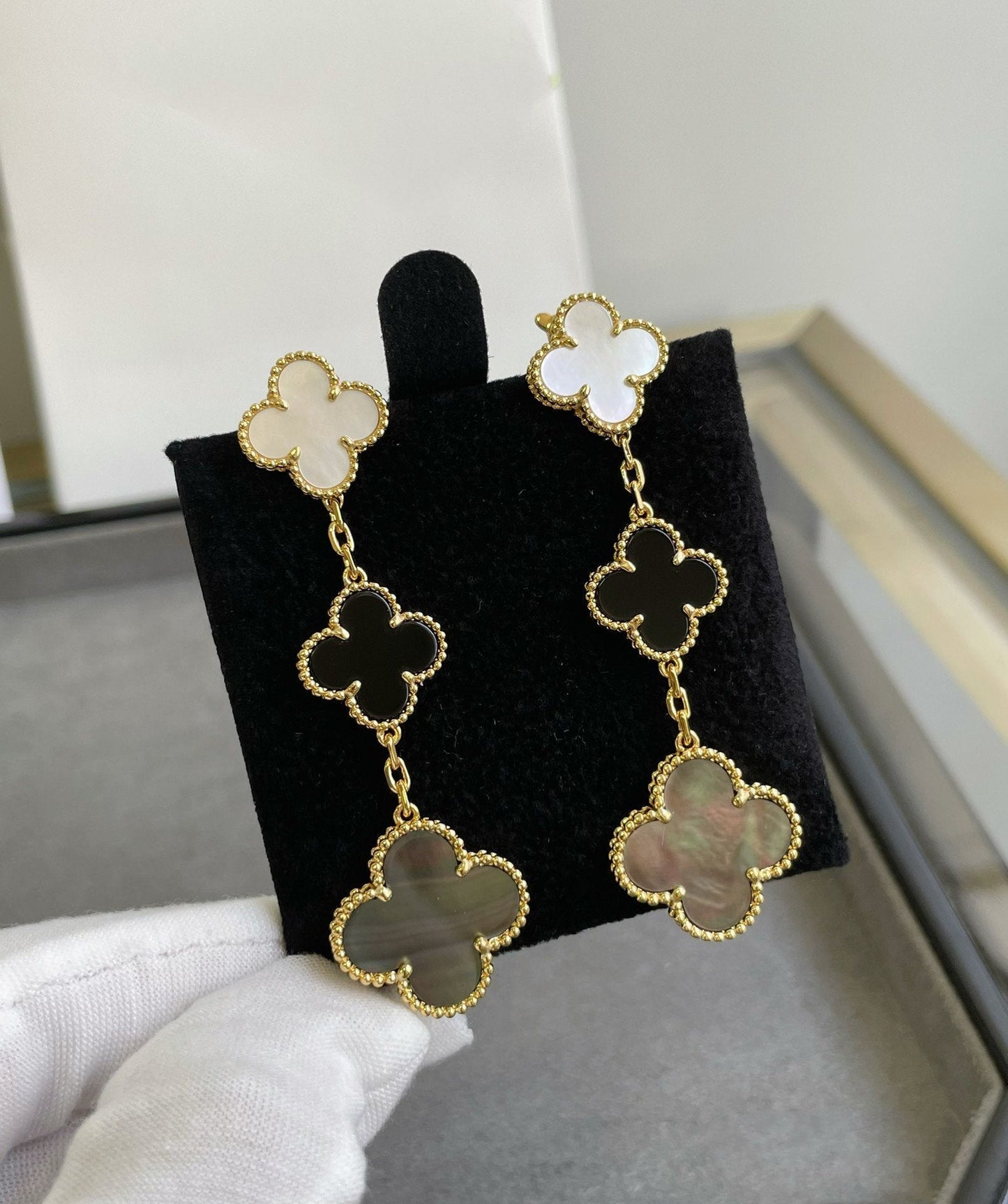 [Kismet Jewels ]CLOVER 3 MOTIF MOP ONYX DARK MOP PINK GOLD EARRINGS