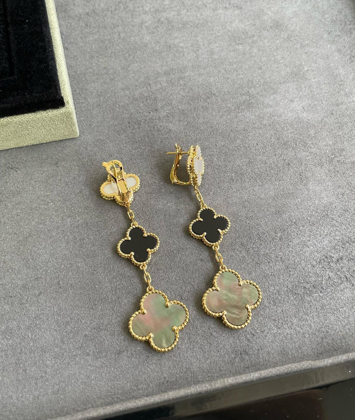 [Kismet Jewels ]CLOVER 3 MOTIF MOP ONYX DARK MOP PINK GOLD EARRINGS