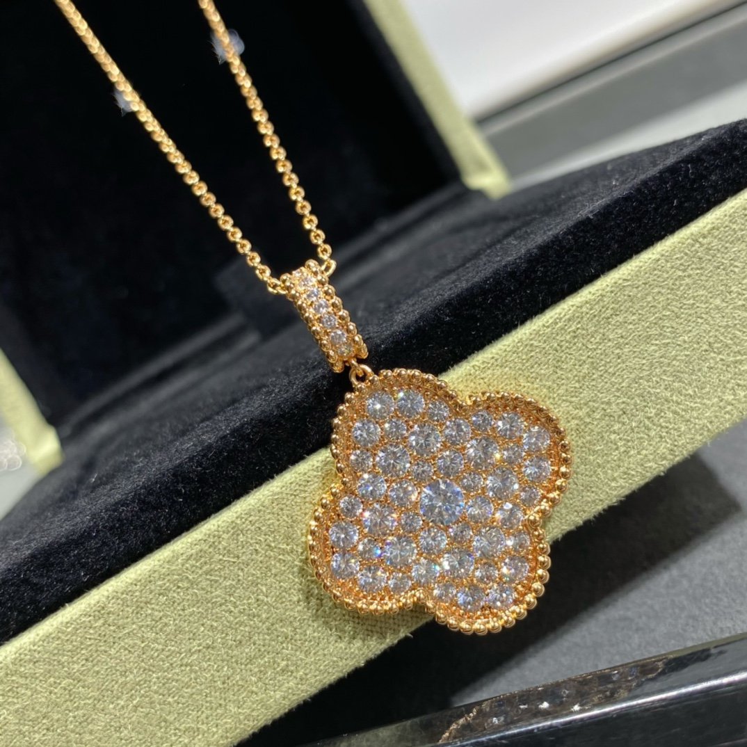 [Kismet Jewels ]CLOVER 25MM LARGE PEDANT DIAMOND PAVED LONG NECKLACE