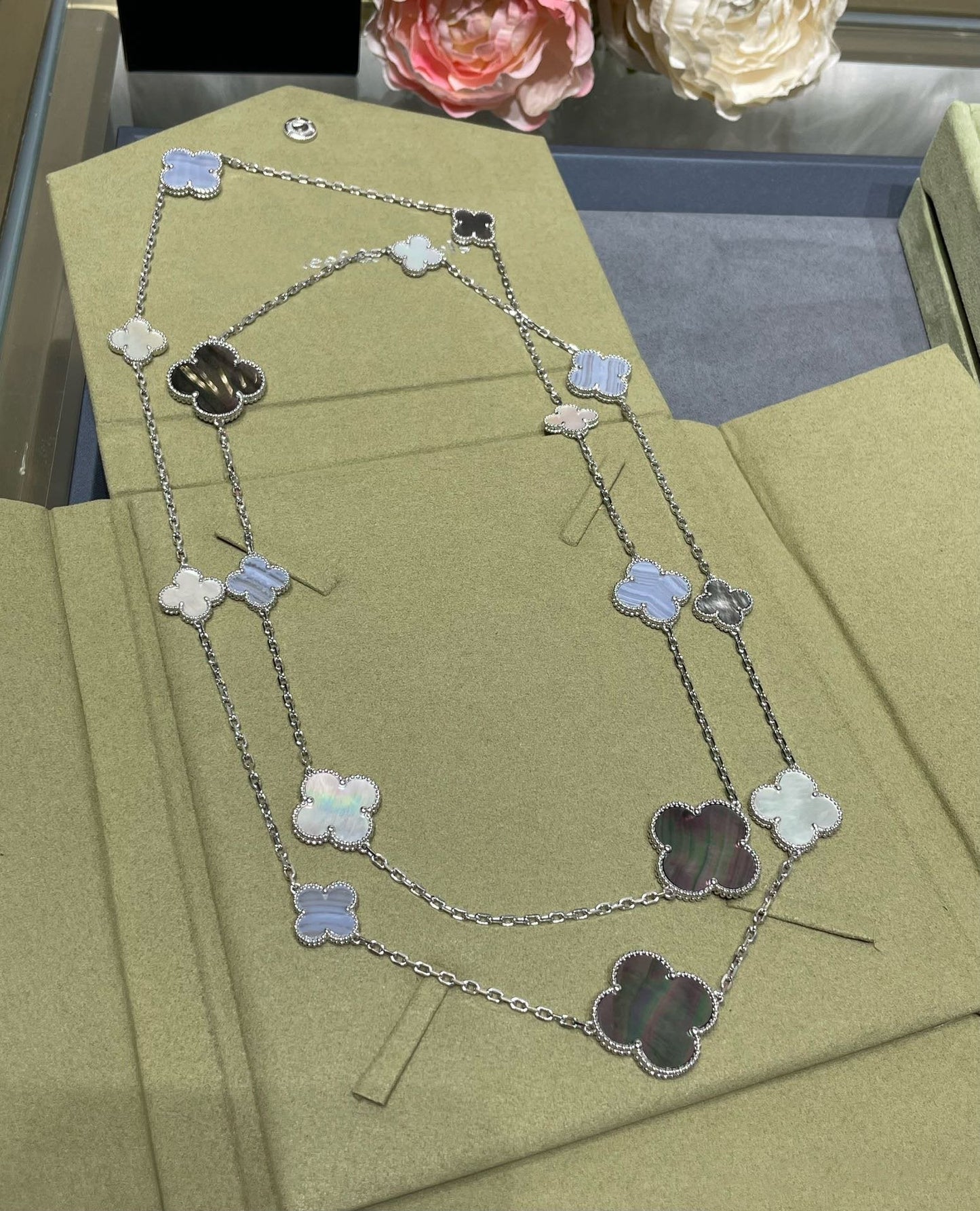 [Kismet Jewels ]CLOVER 16 MOTIF CHALCEDONY MOP SILVER NECKLACE