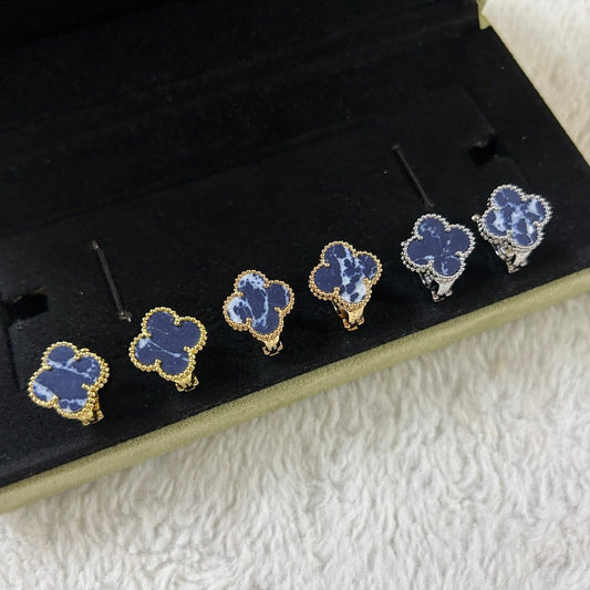 [Kismet Jewels ]CLOVER PIETERSITE MEDIUM STUD EARRINGS