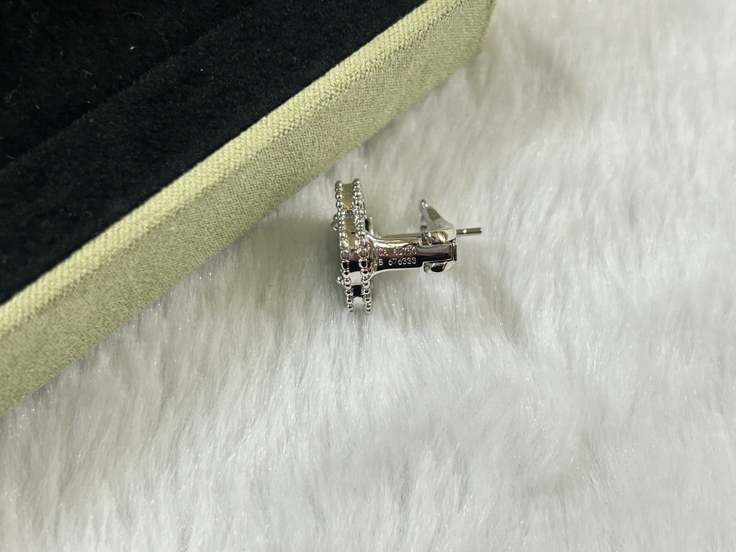 [Kismet Jewels ]CLOVER PIETERSITE MEDIUM STUD EARRINGS