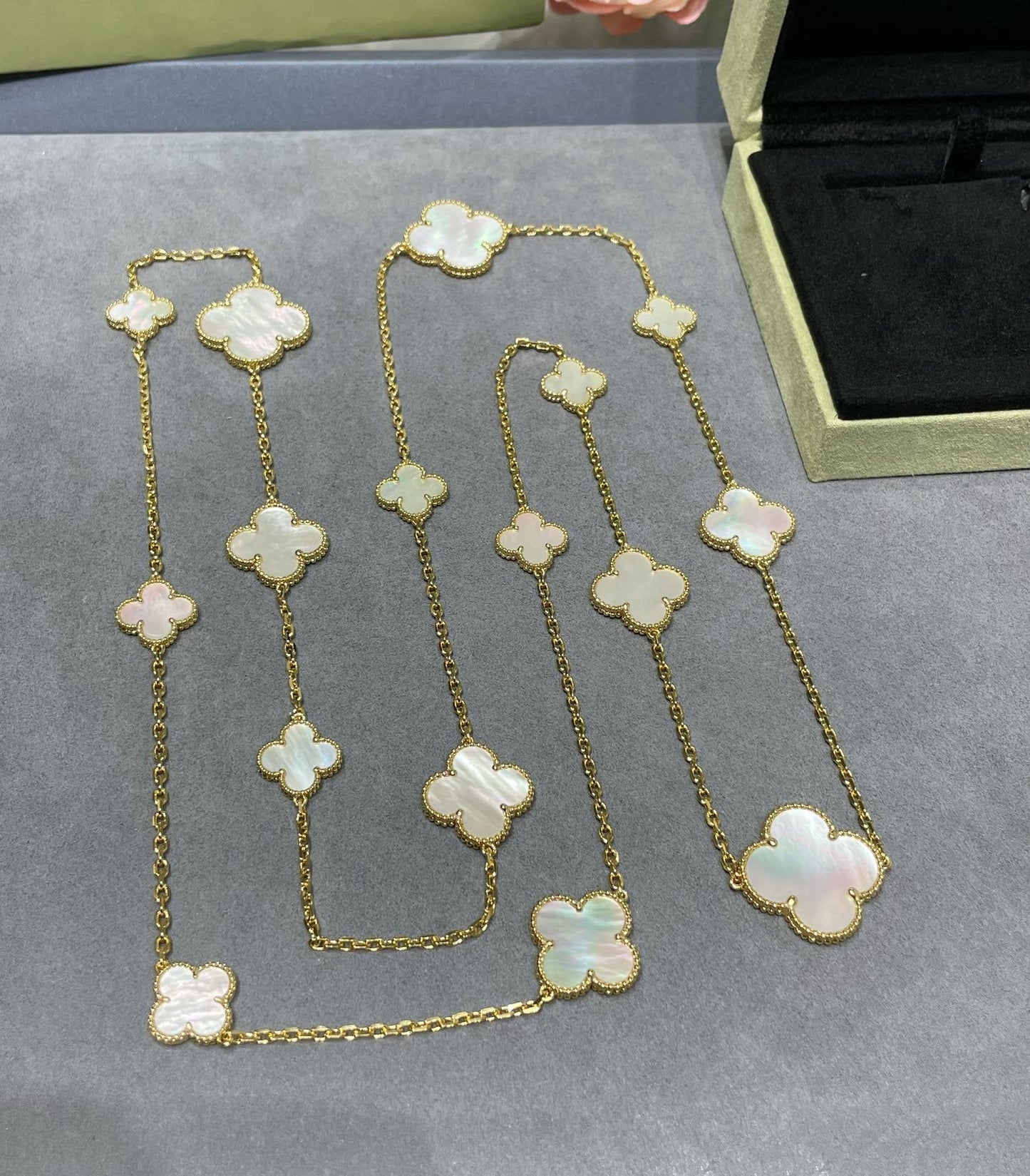 [Kismet Jewels ]CLOVER 16 MOTIF WHITE MOP GOLD NECKLACE