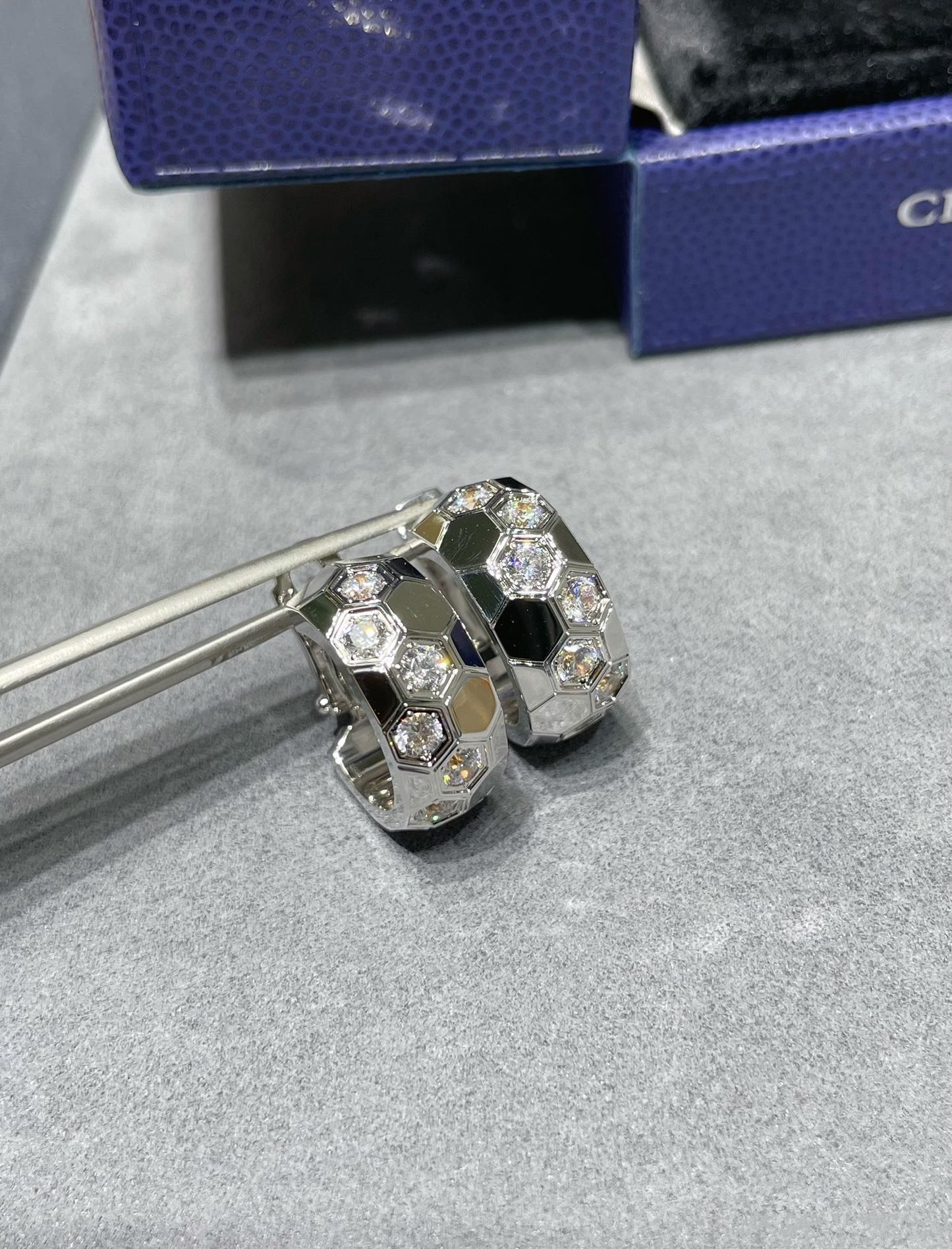 [Kismet Jewels ]BEE LOVE DIAMOND HOOP EARRINGS