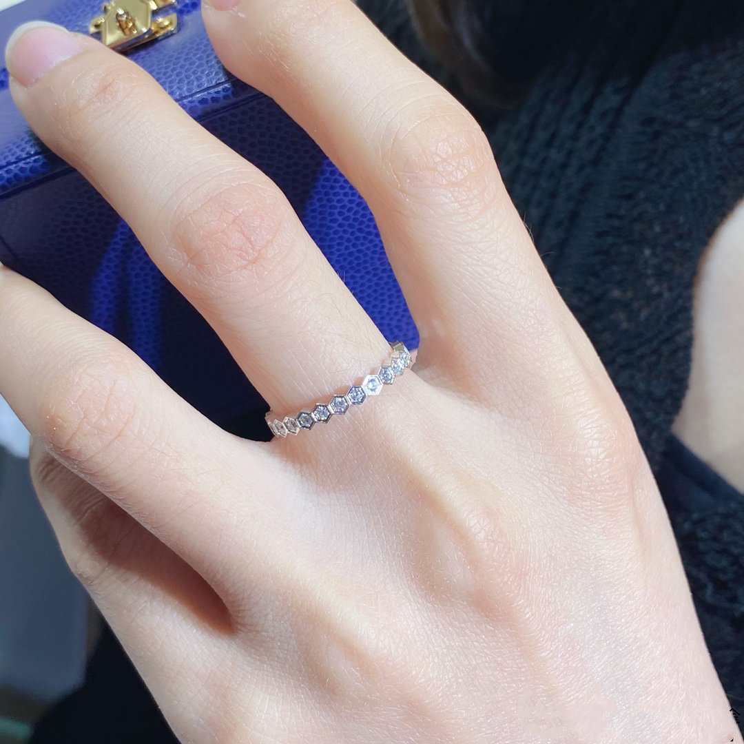 [Kismet Jewels ]BEE LOVE DIAMOND PAVED SMALL RING