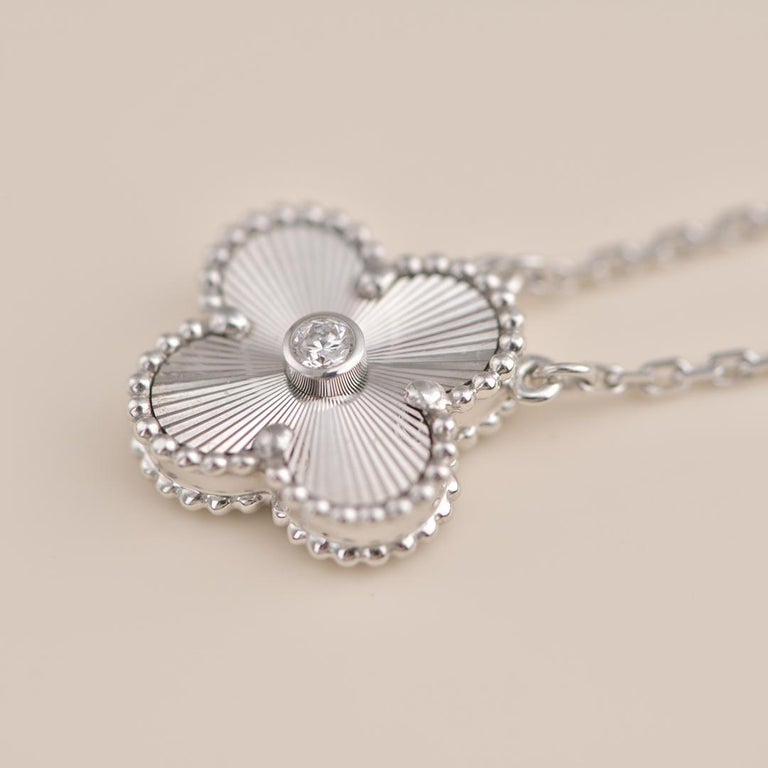 [Kismet Jewels ]CLOVER  15MM DIAMOND LASER NECKLACE SILVER