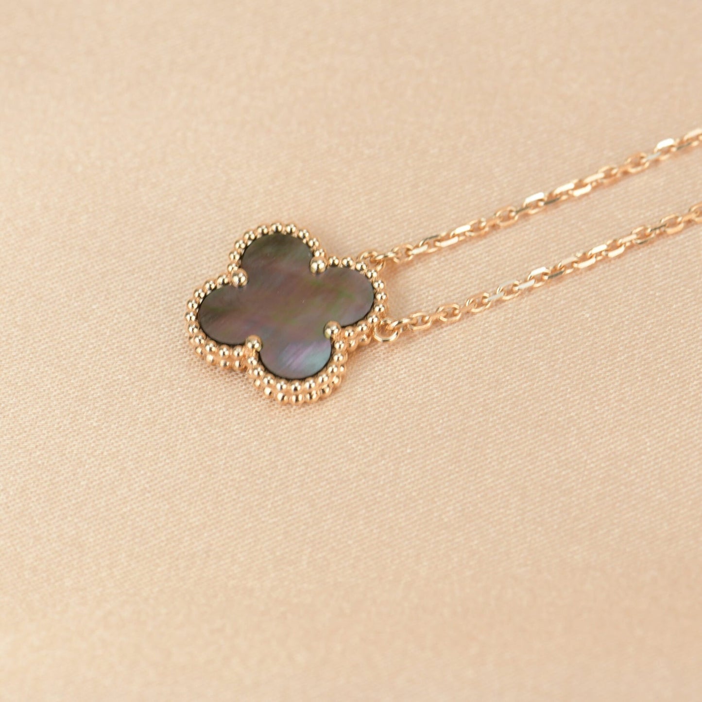 [Kismet Jewels ]CLOVER 15MM  GRAY MOTHER OF PEARL NECKLACE
