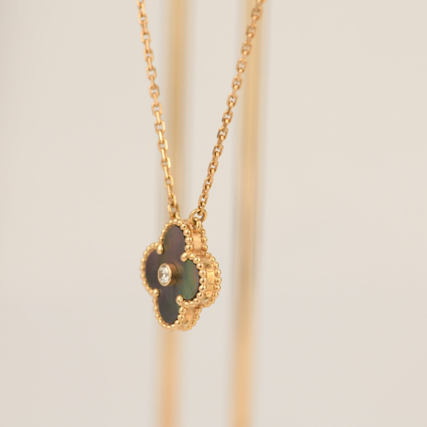 [Kismet Jewels ]CLOVER 15MM DIAMOND AND MOTHER-OF-GREY NECKLACE