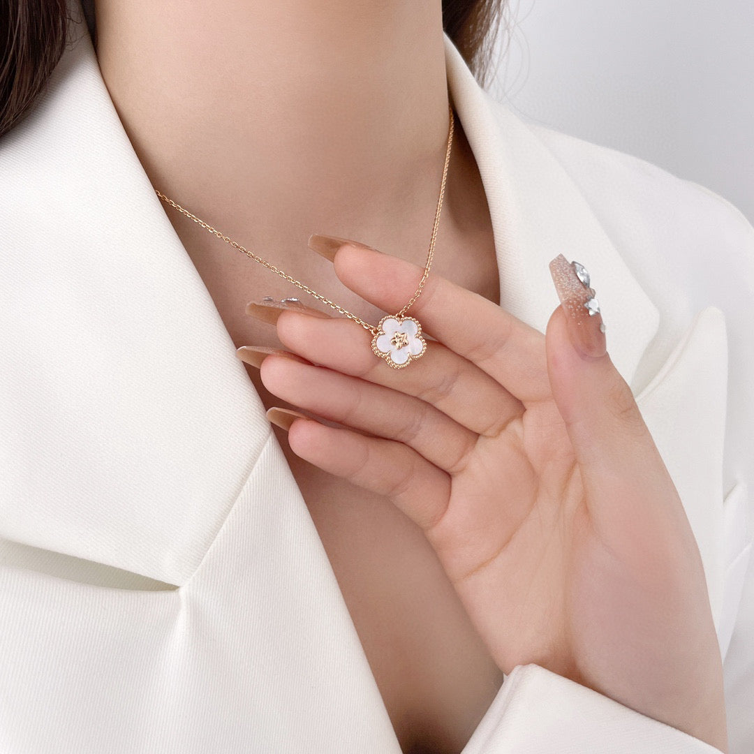 [Kismet Jewels ]LUCKY  WHITE MOP  PLUM BLOSSOM NECKLACE