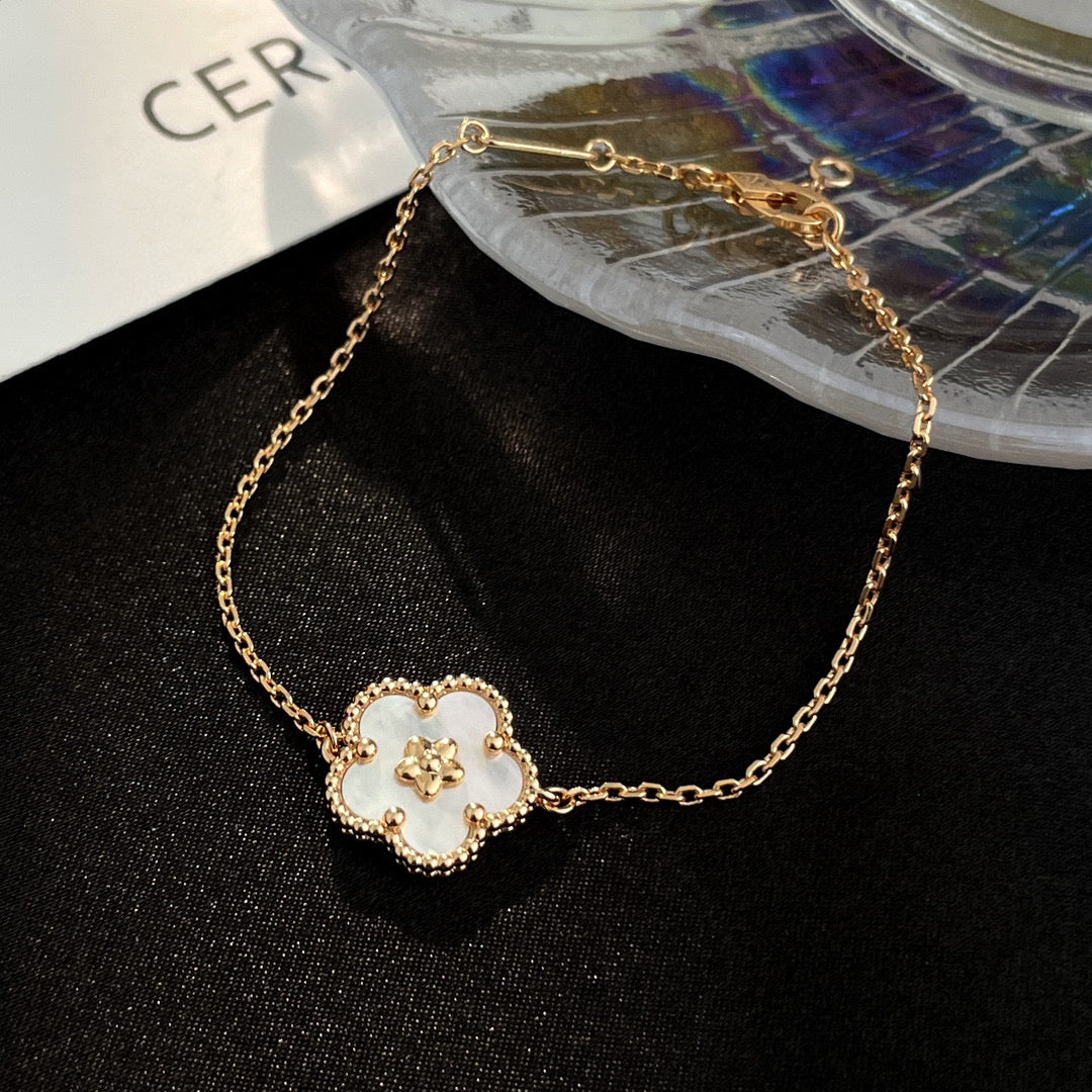 [Kismet Jewels ]LUCKY WHITE MOP PLUM BLOSSOM  BRACELET