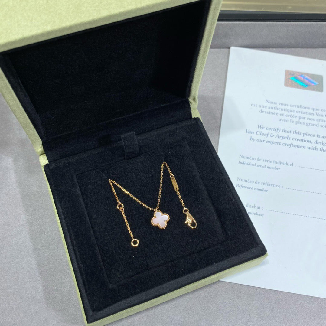 [Kismet Jewels ]CLOVER 15MM PINK MOTHER-OF-PEARL SINGLE FLOWER NECKLACE