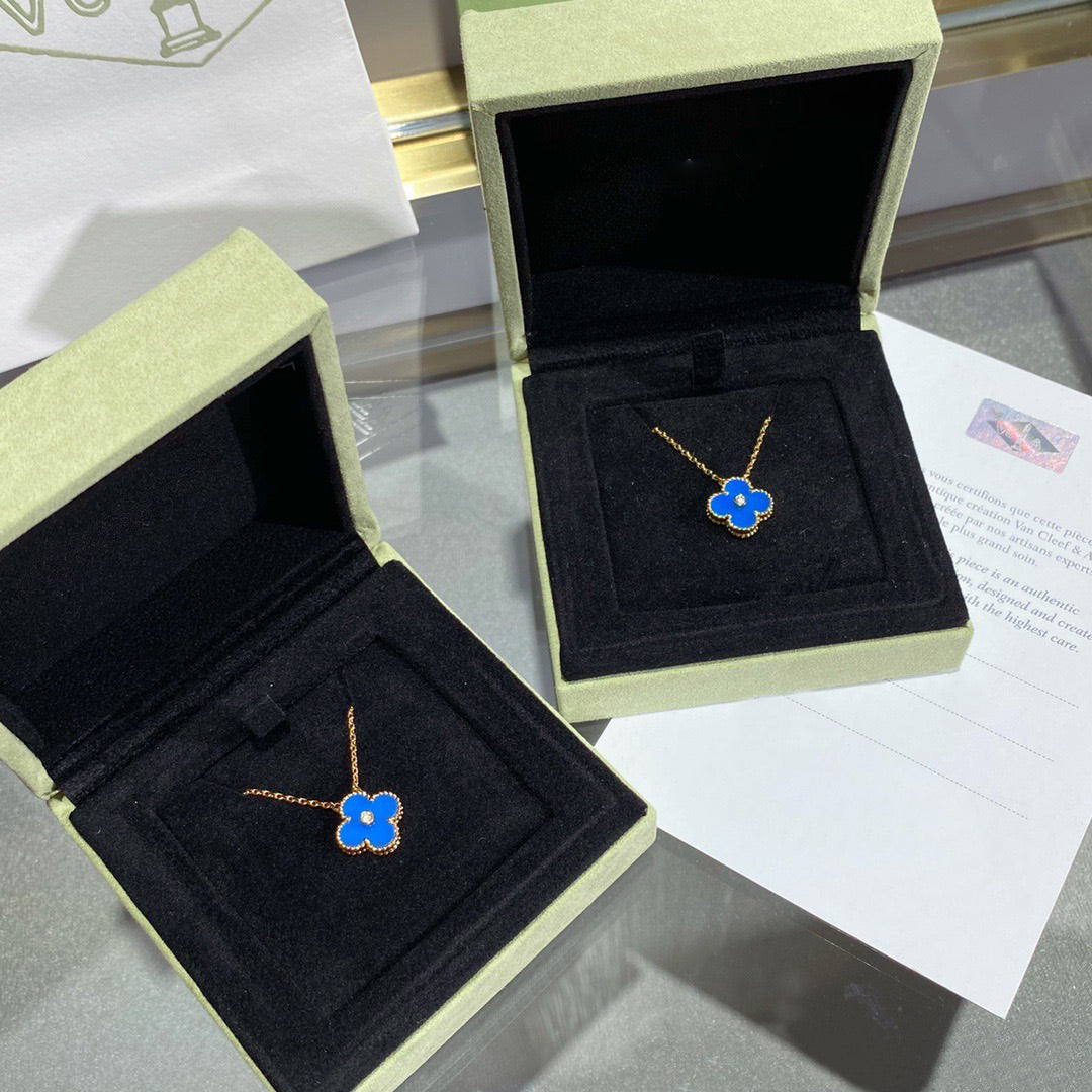 [Kismet Jewels ]CLOVER 15MM DIAMOND AND BLUE AGATE NECKLACE