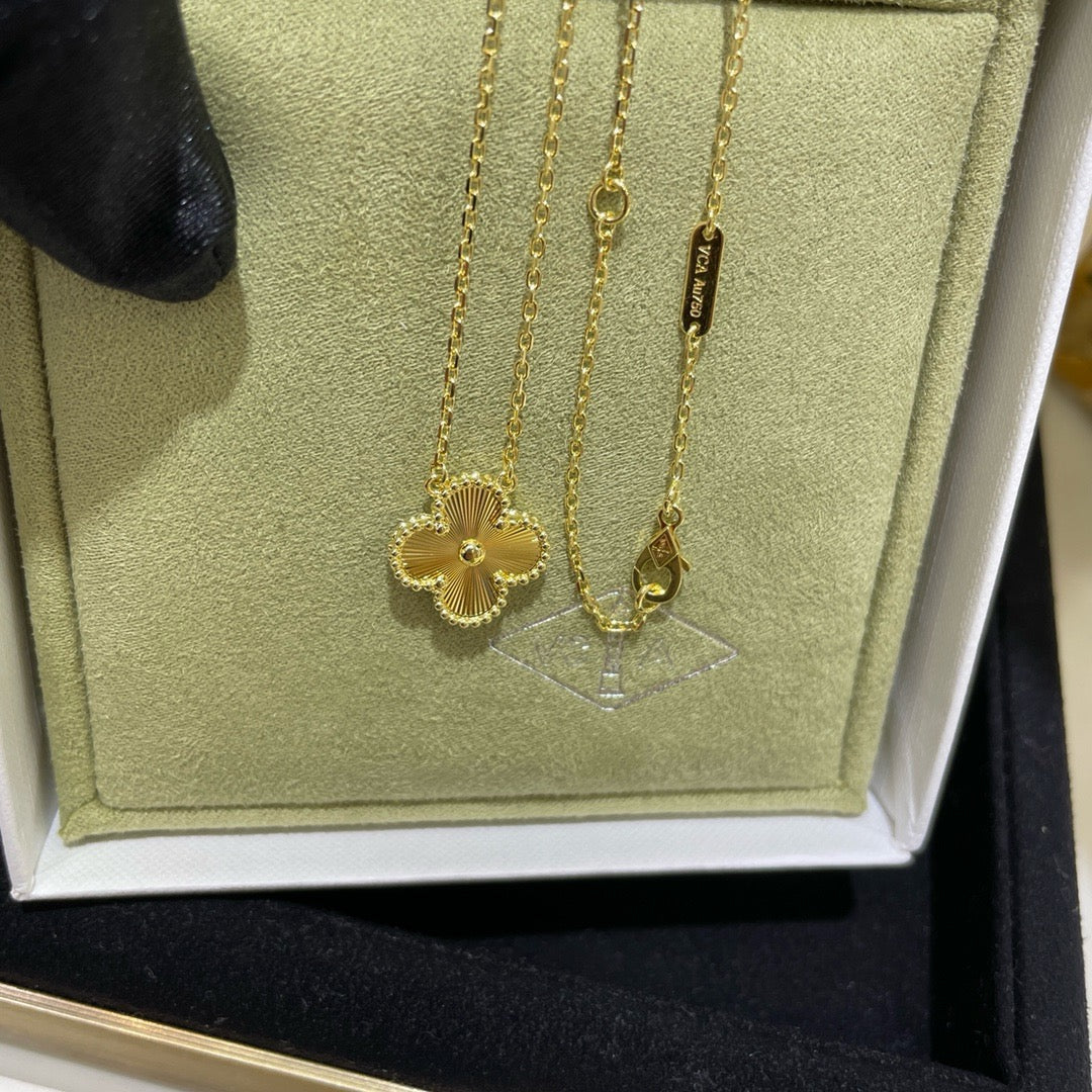 [Kismet Jewels ]CLOVER 15MM LASER NECKLACE