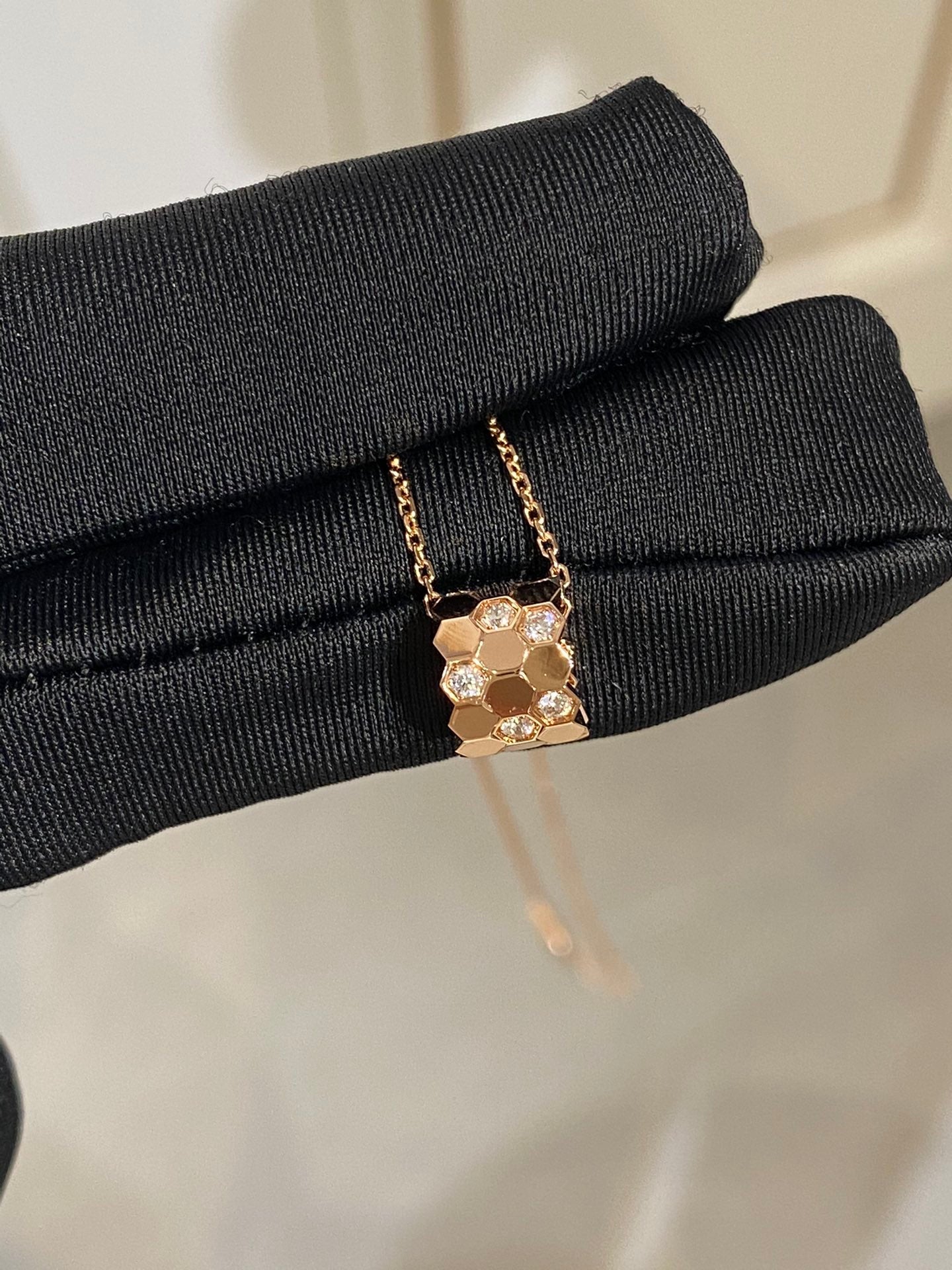 [Kismet Jewels ]BEE LOVE DIAMOND NECKLACE