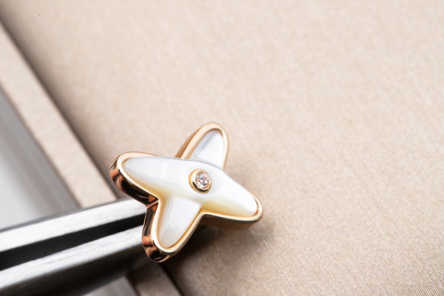 [Kismet Jewels ]JEUX DE WHITE MOP PINK GOLD DIAMOND EARRINGS