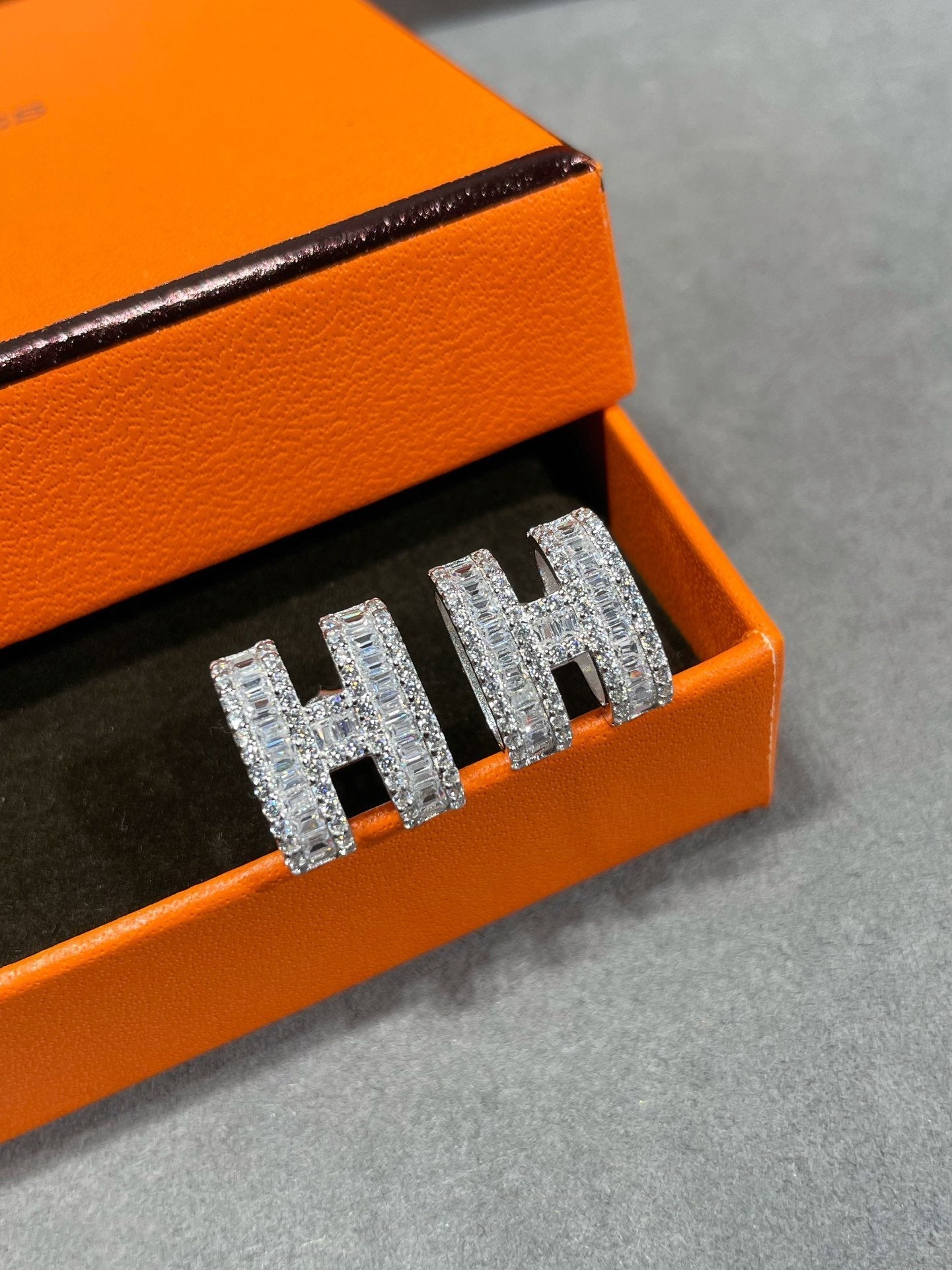 [Kismet Jewels ]H STUD EARRINGS WITH SILVER DIAMONDS