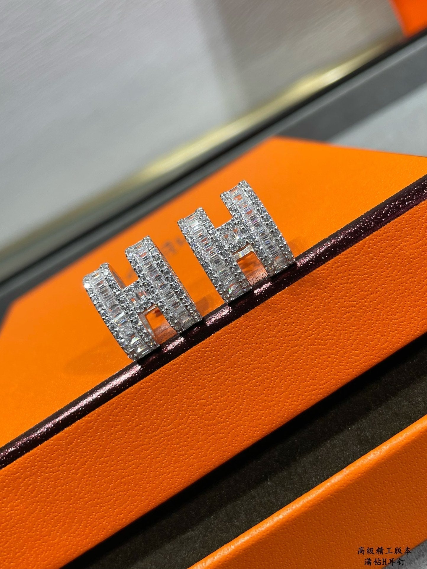 [Kismet Jewels ]H STUD EARRINGS WITH SILVER DIAMONDS