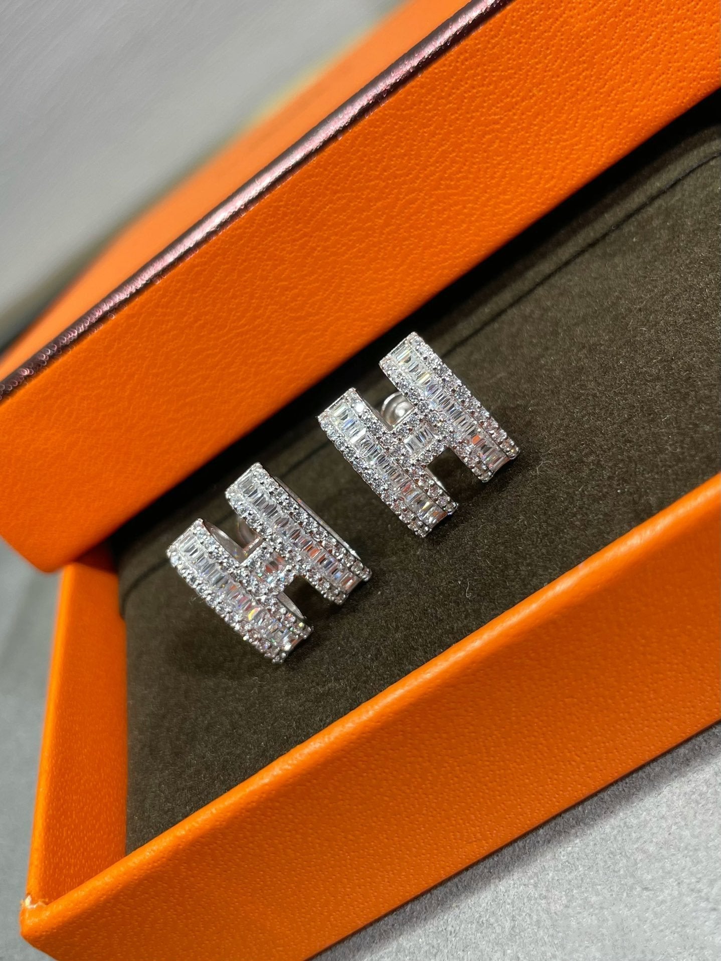 [Kismet Jewels ]H STUD EARRINGS WITH SILVER DIAMONDS